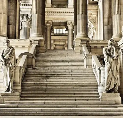 Escalier et colonnes d'un palais de justice